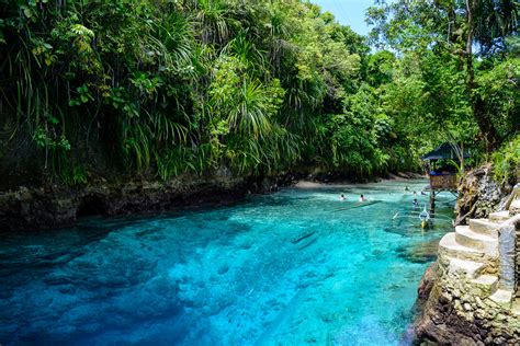  De Hinatuan Enchanted River! Een magisch natuurspektakel in de Filipijnen