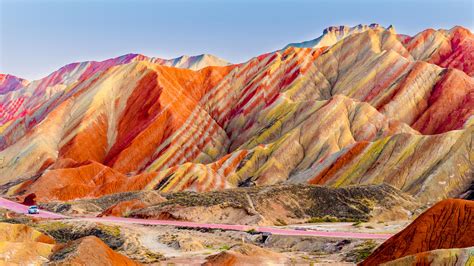 De Zonderlijke Regenboogbergen van Zhangye: Een Kleurrijk Spektakel voor de Ogen!